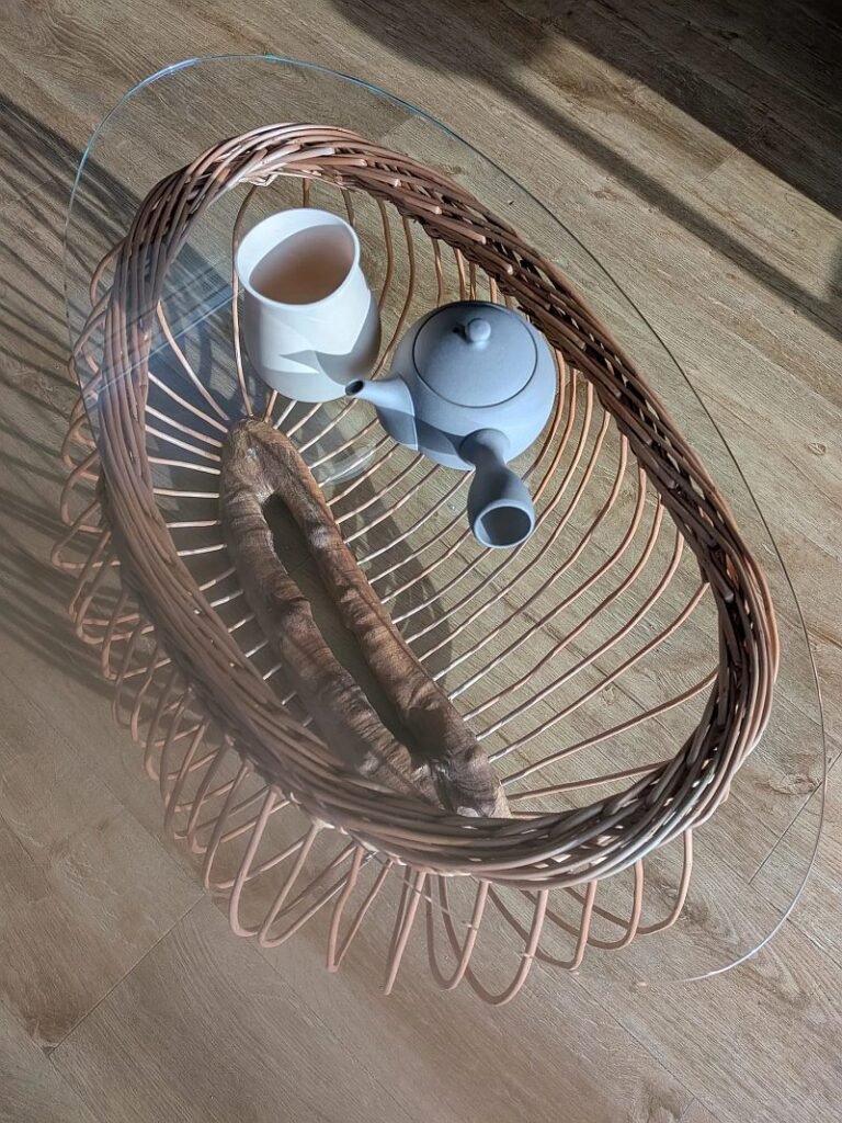 Pren Helyg, ffawydd / Willow and beech wood
72 x 45 x 47cm
Gosodiad celf. Tamaid o “burr” ffawydd wedi ei ddefnyddio fel sail y dyluniad. Asennau Helyg di- risgl yw ei asennau.Art installation. A bit of beech "burr" has been used as the basis of the design. The ribs are unbarked willow. 